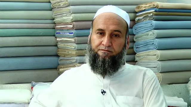 په مرکزي ښار پېښور کې يو بل تن افغان سوداګر خان محمد بي بي سي ته وويل، د پاکستاني حکومت لخوا د کډوالو د شپږ مېاشتو مودې غځولو معنی همدا ده چې د پخوا په څېر به اوس بيا افغان کډوال د پولیسو لخوا ځورول کېږي.