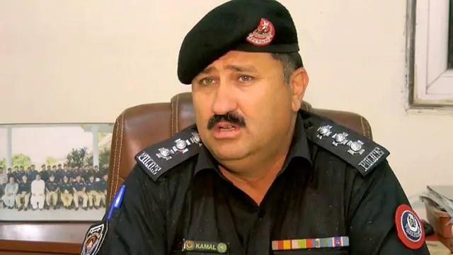 په مرکزې ښار پېښور کې د پوليسو یوه چارواکي ملک حسين بنګش بي بي سي ته وويل، له چا سره چې قانوني اسناد نه وي دوی یې نيسي. هغه زیاته کړه، يوازې افغانان نه که د نورو هيوادونو وګړي هم قانوني اسناد ونه لري نو دوی يې نيسي.