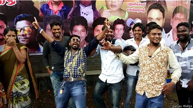 سنیما میں ان کی فلم کے آعاز سے گھنٹوں قبل ہی ان کی مداح چلانا شروع کر دیتے ہیں