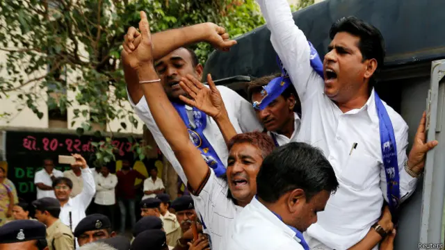 दयाशंकर सिंह के खिलाफ प्रदर्शन