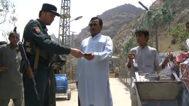 چند مہینوں سے پاکستان نے پاک افغان سرحد طورخم پر افغانستان سے آنے افراد کےلیے سفری دستاویزات لازمی قرار دی ہیں