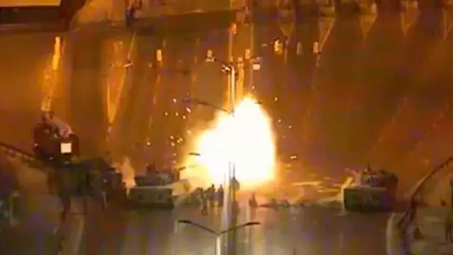 دبابة تطلق نار مدفعها على المتظاهرين في اسطنبول اثناء المحاولة الانقلابية