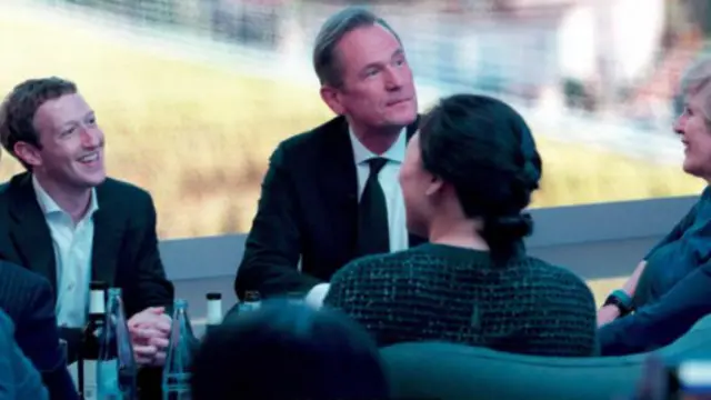 在德國Axel Springer Awards頒獎現場，Facebook CEO馬克·扎克伯格(Mark Zuckerberg)看起來比同行年輕很多。(圖片來源：Frank Zauritz/Getty Images)