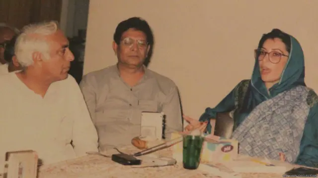 1980 کی دہائی کے آخر میں ایم آر ڈی کے ایک اجلاس میں معراج محمد خان بینظیر بھٹو کے ہمراہ۔ 