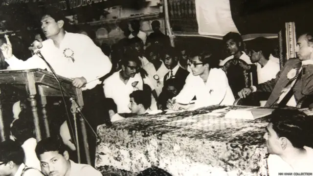 نیشنل سٹوڈنٹس فیڈریشن کے 1966 یا 1967 کے آغاز پر ہونے والے اجلاس میں ذوالفقار علی بھٹو سٹیچ پر بیٹھے ہیں جبکہ این ایس ایف کے صدر معراج محمد خان خطاب کر رہے ہیں۔ اس اجلاس میں معراج محمد خان نے این ایس ایف کی صدارت رشید حسن کے حوالے کی۔ 