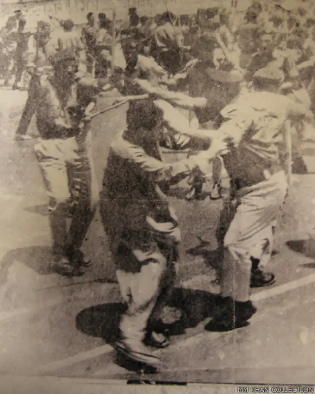 مئی 1974 میں معراج محمد خان نے کراچی میں واقع مزارِ قائد کے باہر خواتین اساتذہ کی جانب سے کیے جانے والے مظاہرے میں شرکت کی۔ اس مظاہرے میں وہ زخمی ہوئے تھے۔ 