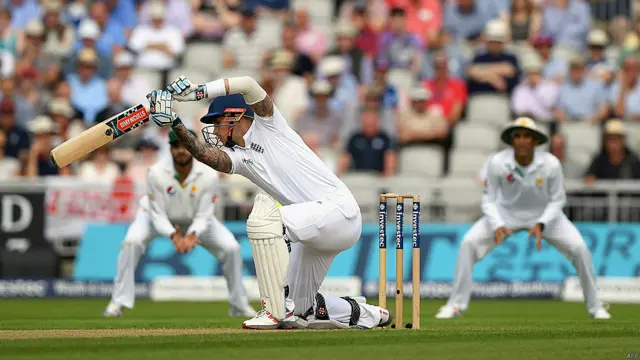 بولڈ ہونے سے پہلے عامر کی ہی گیند پر ہیلز کا کیچ اسد شفیق نے چھوڑ دیا