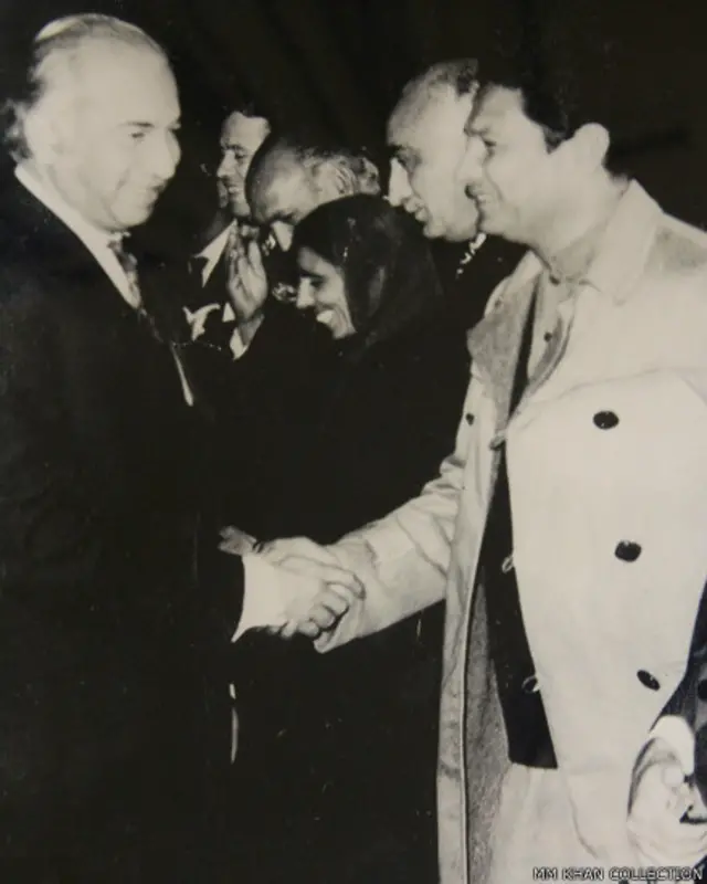 معراج محمد خان ذوالفقار علی بھٹو کا استقبال کرتے ہوئے۔ 