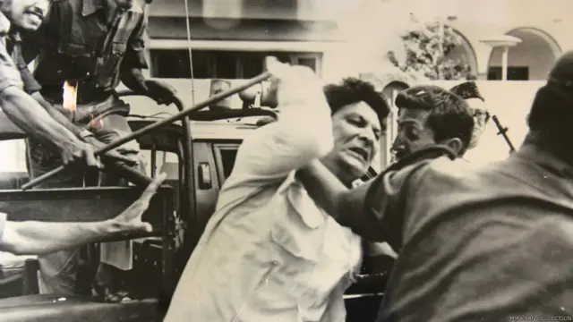 سنہ 1983 میں معراج محمد خان کو پولیس نے اس وقت گھیر لیا جب وہ ایم آر ڈی کی میٹنگ میں شرکت کے لیے شیر باز خان مزاری کی رہائش گاہ جا رہے تھے۔ 