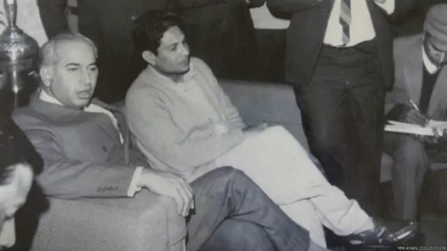 صوبہ پنجاب کے شہر راولپنڈی میں 1971 میں ذوالفقار علی بھٹو پریس کانفرنس کرتے ہوئے۔ معراج محمد خان ساتھ بیٹھے ہیں۔ 