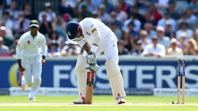 25 کے مجموعی سکور پر عامر کی اندر آتی ایک گیند کو ایلکس ہیلز بالکل سمجھ نہیں سکے اور بولڈ ہو گئے