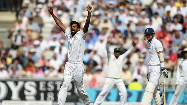 پاکستان کی جانب سے راحت علی اور محمد عامر نے بولنگ کا آغاز کیا