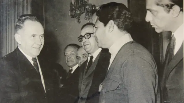 1972 میں معراج محمد خان ذوالفقار علی بھٹو کے ہمراہ روس کے دورے پر گئے۔ اس تصویر میں وہ روسی وزیر اعظم سے مصافہ کرتے ہوئے۔ 