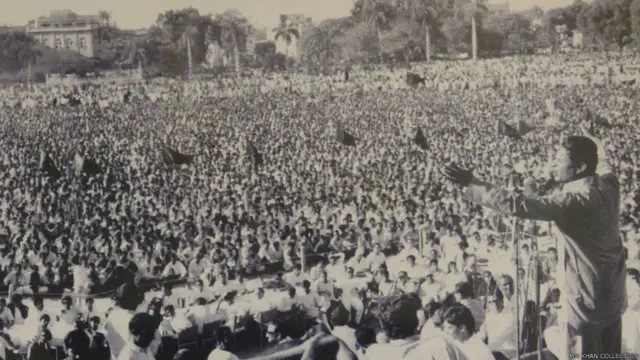 معراج محمد خان 1970 میں کراچی میں نشتر پارک میں خطاب کرتے ہوئے۔ تمام سیاسی سرگرمیوں پر یکم جنوری 1970 تک پابندی عائد تھی۔ بھٹو نے اپنی مہم کا آغاز دو جنوری 1970 کو کیا۔ 