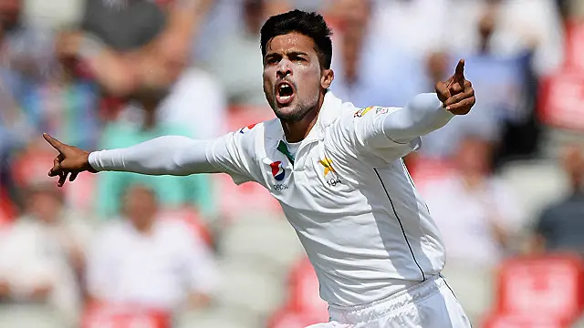 عامر کی ایک خوبصورت گیند پر ہیلز بولڈ ہو گئے