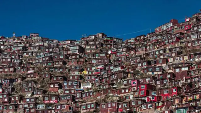 中国开始拆除藏区喇荣五明学院僧舍- BBC News 中文