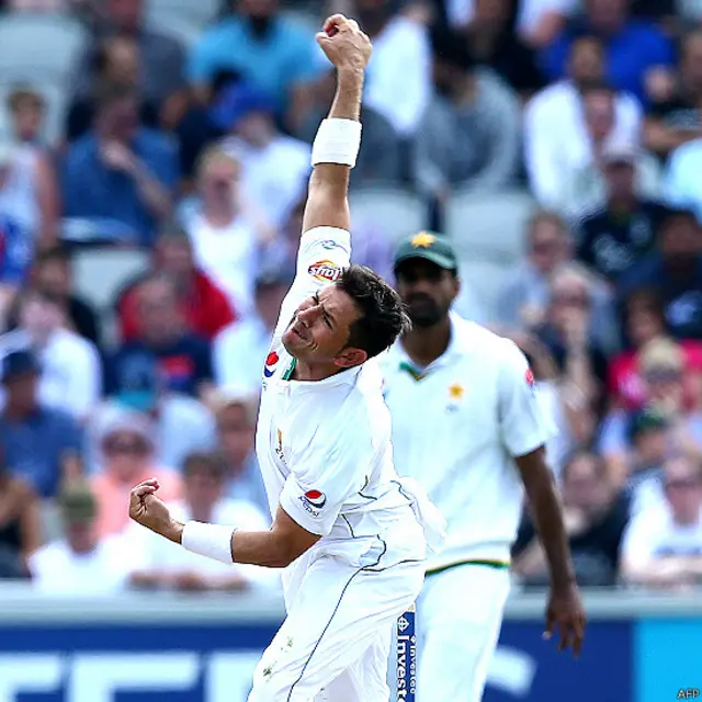 پاکستان نے 13 اوورز کے بعد ہی اپنے سپن اٹیک کو آزمانے کا فیصلہ کیا لیکن ابھی تک وہ کوئی وکٹ حاصل نہیں کر سکے