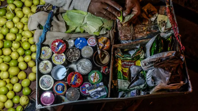 پرانے وقتوں میں پان بنانے کا پیشہ تنبولن کرتی تھی پھر آہستہ آہستہ سڑکوں پر پان کی دکانیں کھلنے لگیں۔ لوگ تنبول کا لفظ ہی بھول گئے بس پان اور پان والا یاد رہ گیا