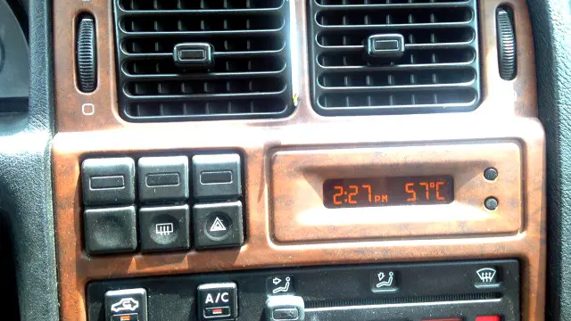 دماسنج پژو پارس صادق در اهواز دما را ۵۷ درجه نشان می‌دهد (این دما اندازه‌گیری دقیقی نیست)