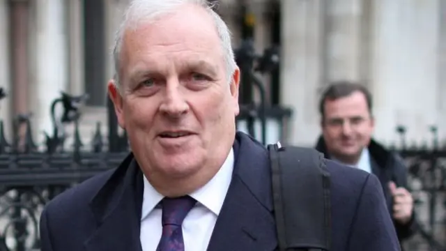 ماكينزي أحد محرري صحيفة صن البريطانية وهي من الشهور الشعبية الشهيرة