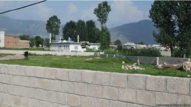 تغطي الارض مساحة 3530 مترا مربعا وتقدر قيمتها في سوق العقارات بـ أكثر من 285.000 دولار