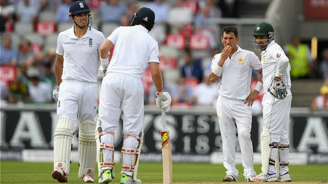 کپتان کک اور روٹ کی پر اعتماد بیٹنگ نے پاکستانی بولرز کو پریشان کیے رکھا۔ کک سنچری بنا کر عامر کے ہاتھوں بولڈ ہو گئے جبکہ روٹ کریز پر موجود ہیں