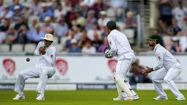 تیسری آؤٹ ہونے والے کھلاڑی ونس تھے جو راحت علی کی گیند پر وکٹ کیپئر کے ہاتھوں کیچ آؤٹ ہو گئے۔ ان کا چھ کے سکور پر عامر کی گیند پر یونس خان نے سلپ میں ایک آسان کیچ چھوڑ دیا تھا