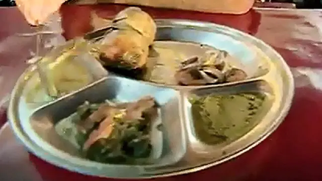 لِٹّی بھنی ہوئی چنے کی دال کے مصالحے دار ستو سے بھری کچوریاں ہوتی ہیں۔انھیں چوکھا، رائتے اور اچار کے ساتھ پیش کیا جاتا ہے