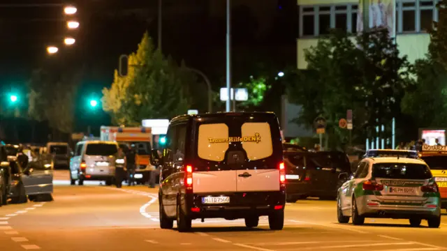 میونخ پولیس نے کہا ہے کہ مشتبہ بندوق بردار شخص نے خودکشی کر لی ہے اور وہ اکیلا ہو سکتا ہے۔