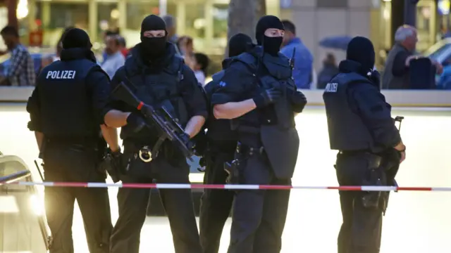 پولیس نے اس سے قبل گاڑی میں فرار ہوتے ہوئے دو افراد کو بھی مشتبہ سمجھ لیا تھا لیکن اب اس کا خیال ہے کہ ایک ہی حملہ آور ملوث تھا۔