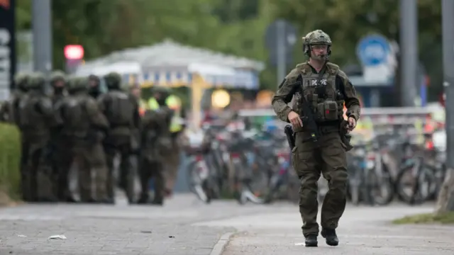 پولیس کی کارروائی میں 2300 سے زائد اہلکاروں نے حصہ لیا جن کی مدد خصوصی دستوں نے کی۔