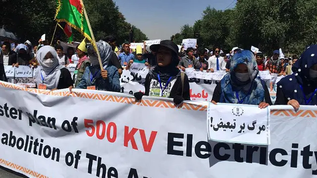 لاریون کوونکو کې ښځې هم دي، چې ځینې شعارونه لېږدوي
