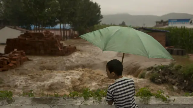 متاثرہ علاقے کے رہائشیوں نے موسمی حالات کی بروقت اطلاع نہ دینے پر مقامی حکام کو مورد الزام ٹھہرایا ہے