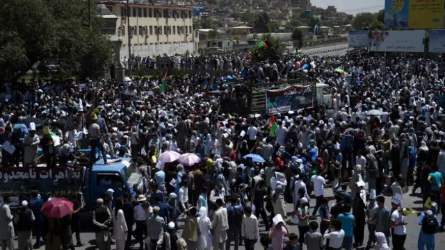 دیروز (شنبه ۲ اسد/مرداد) سه بمبگذار انتحاری وارد جمعیت معترضان شدند و دو تن آنها موفق به انفجار مواد منفجره همراه خود شدند و فرد سوم "کشته" شد