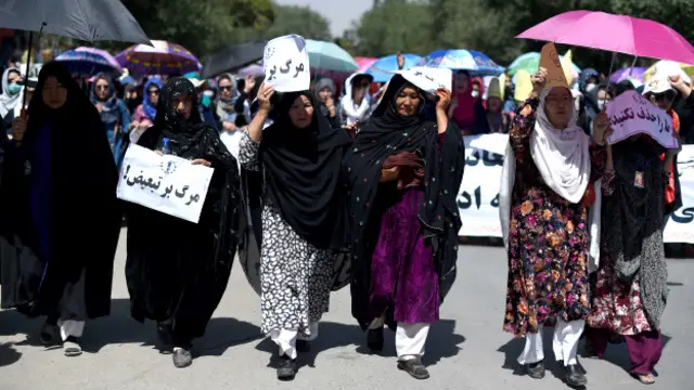 معترضان "تحصن نامحدود" اعلام کرده بودند، ولی وزارت داخله برگزاری تجمع و تظاهرات را ممنوع کرده است