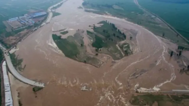 Ribuan penduduk desa menutup jalan sebagai aksi protes terhadap kurangnya peringatan akan bahaya banjir.