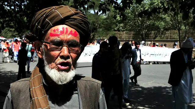 معترضان استدلال کردند که به دلیل "تبعیض قومی" از دسترسی به نیروی برق محروم مانده‌اند