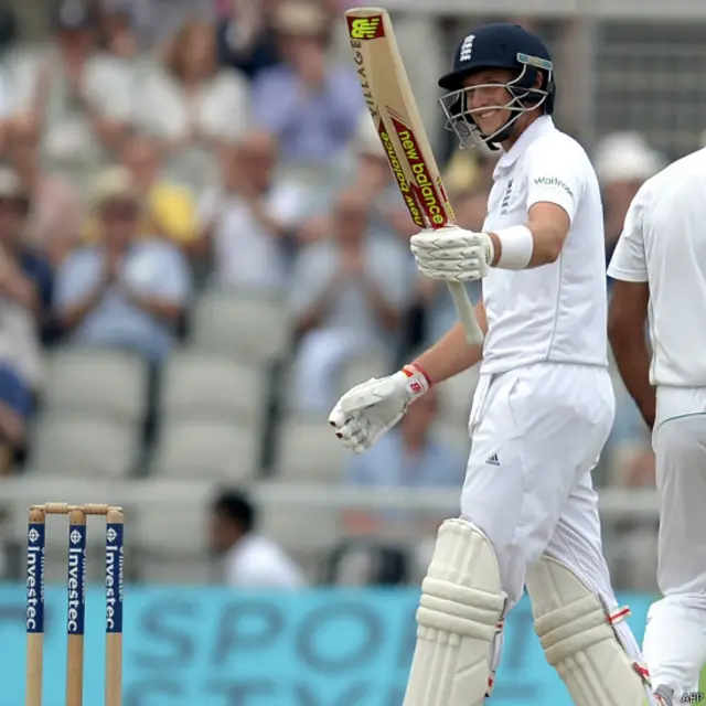 انگلینڈ کے جو روٹ نے شاندار بیٹنگ کرتے ہوئے ڈبل سنچری سکور کی۔