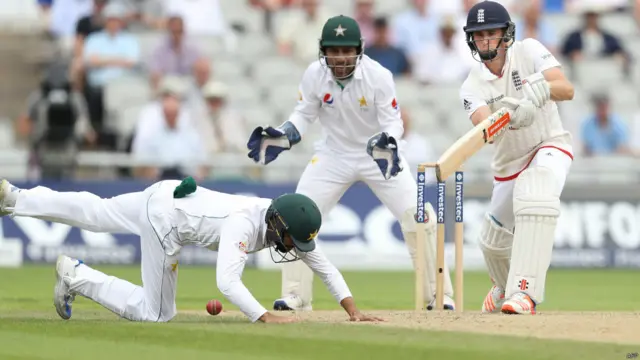 پاکستان اور انگلینڈ کے درمیان چار ٹیسٹ میچوں کی سیریز کے دوسرے ٹیسٹ میچ میں دوسرے روز انگلینڈ کے بیٹسمینوں نے عمدہ بیٹنگ کی۔