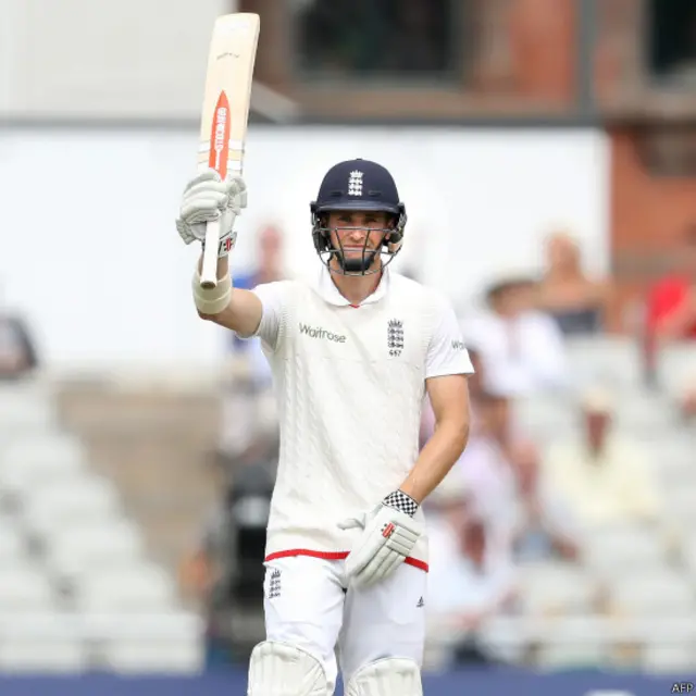 ووکس نصف سنچری سکور کرنے کے بعد۔