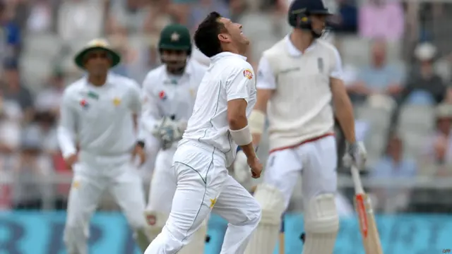 دوسرے روز پہلے سیشن میں پاکستان کو واحد کامیابی نائٹ واچ مین کرس ووکس کو آؤٹ کر کے ملی۔ کرس ووکس نے نصف سنچری مکمل کر کے یاسر شاہ کی اننگز میں پہلا شکار بنے۔