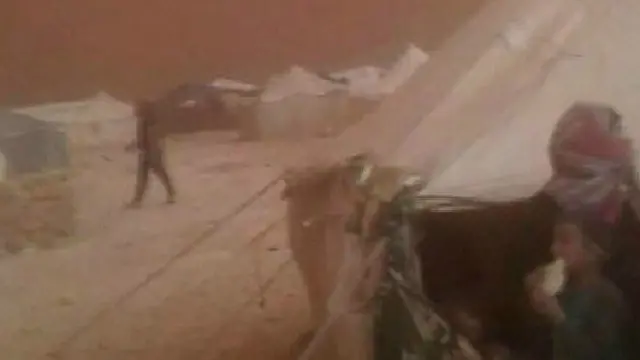 الطقس القاسي وهبوب الرياح والغبار يزيد معاناة اللاجئين السوريين