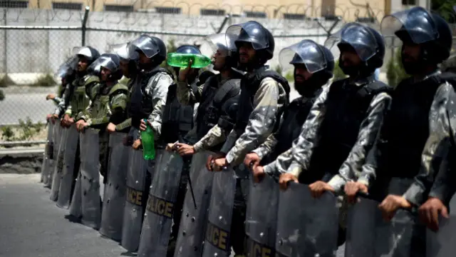 د افغانستان ولسمشرۍ ماڼۍ رسنیو ته په یوه استول شوې ویناپاڼه کې د لاریونیانو منځ کې برید غندلی دی. ولسمشر غني ټولو بنسټونو او دولتي چارواکو ته امر کړی چې د ملي امنیت او سردار محمد داود خان روغتونو په څېر مجهزو روغتونونو د ټپیانو په لېږدولو او درملنه کې خپل ټول امکانات وکاروي.