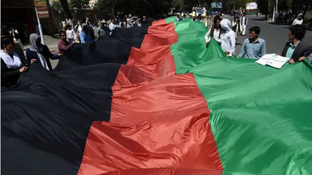 ويل کېږي چاودنه د افغانستان دغه بیرغ او چترۍ ته څېرمه شوې وه. په موبایل اخیستل شوې وېډیوګانې ښيي چې دغه بیرغ په میدان کې پاتې دی او خلکو ترې شاوخوا منډې وهي.