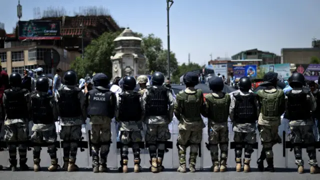 په لوی شمېر امنیتي ځواکونه د دې لاريون د امنيت خوندي کولو لپاره ګومارل شوي وو خو د دې سربېره هم دلته خونړۍ پېښه وشوه چې لسګونو کسانو په کې خپل ژوند له لاسه ورکړ