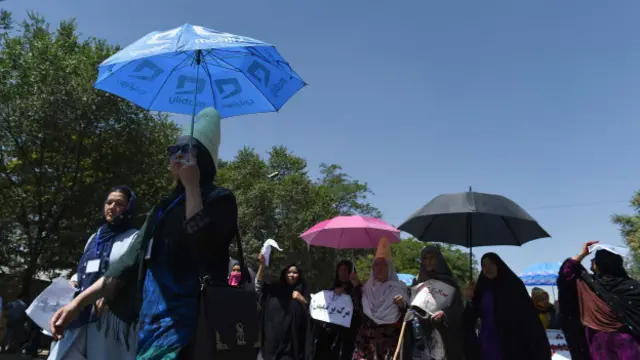 په دغه لاريون کې د نارينه وو سربېره يو شمېر ښځينه وو هم ګډون کړی و.