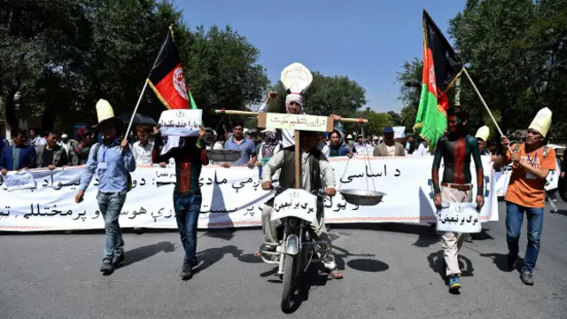 کابل کې د امریکا سفارت د دغه سوله ییز لاریون پر مهال د بې ګناه وګړو په منځ کې د لسګونو کسانو وژل په کلکو ټکو غندلي دي