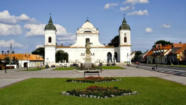 يقع المقهى الذي يمتلكه الشاب "كاميل سويتورزكي" في الميدان الرئيسي لبلدة تايكوسين