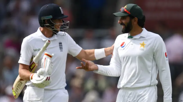 انگلینڈ کے آؤٹ ہونے والے کھلاڑیوں میں جو روٹ 254، کرس ووکس 58، جونی بیرسٹو 58 اور بین سٹوکس 38 رنز بنا کر آؤٹ ہوئے۔