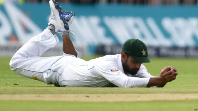 پاکستان کی جانب سے وہاب ریاض سب سے کامیاب بولر رہے اور تین وکٹیں حاصل کیں۔